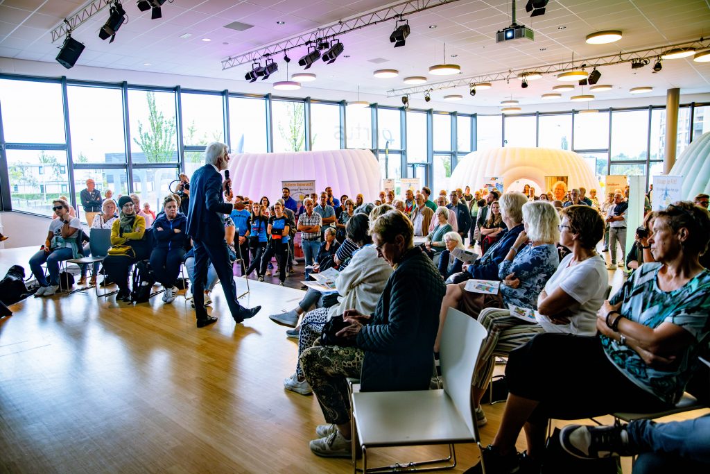 Hoofdleraar neuropsychologie houdt een presentatie